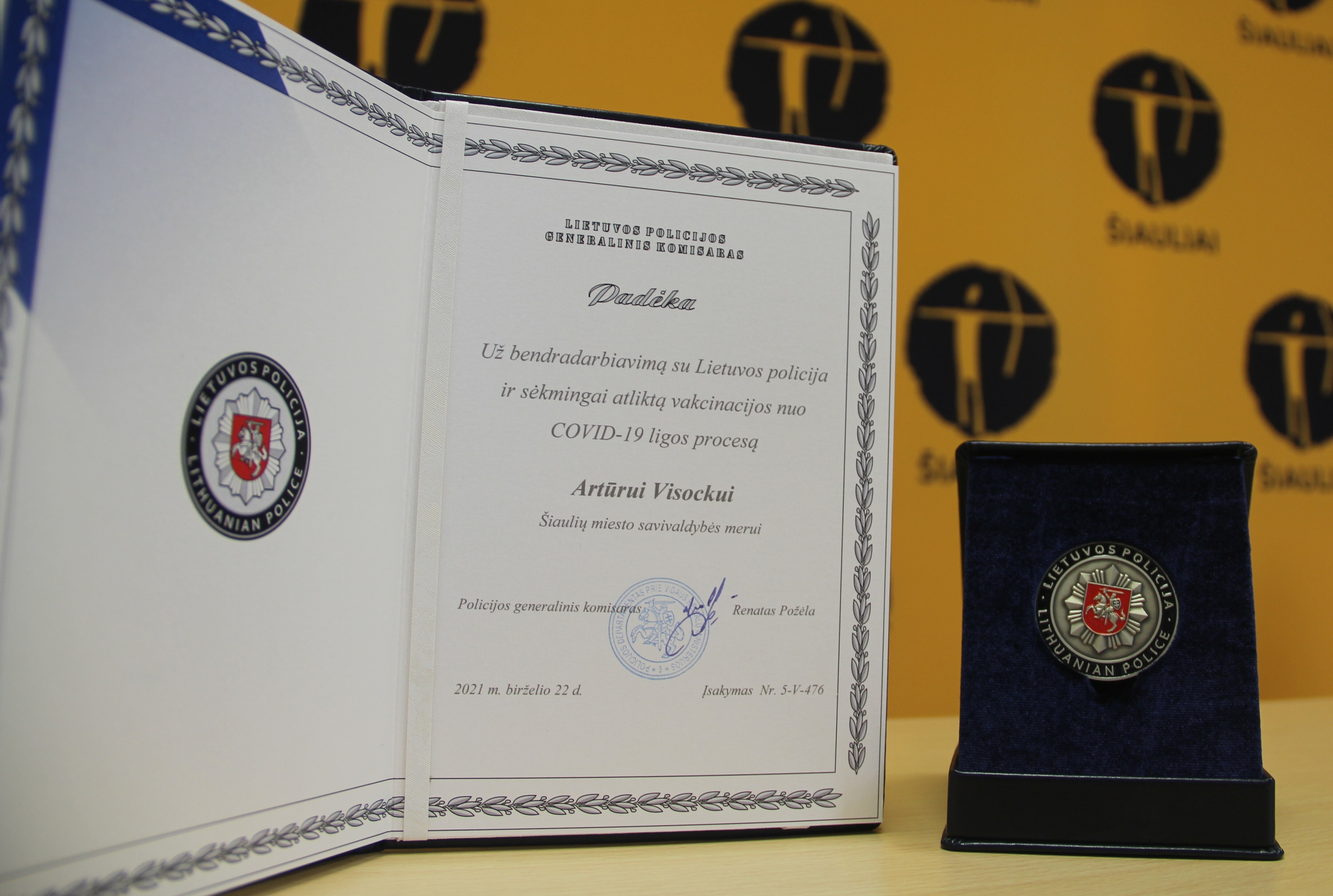 Šiaulių miesto merui įteikta Lietuvos policijos generalinio komisaro padėka