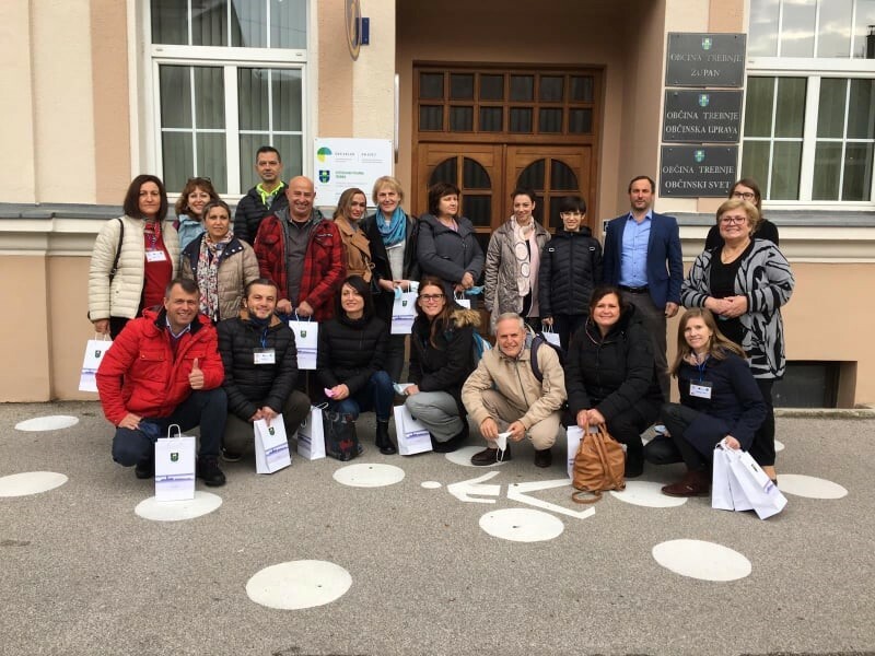 Šiaulių „Saulės“ pradinės mokyklos pedagogai įgyvendindami tarptautinio švietimo mainų fondo ,,Erasmus +“ projektą ,,Blue shirts green shorts“ svečiavosi Slovėnijoje