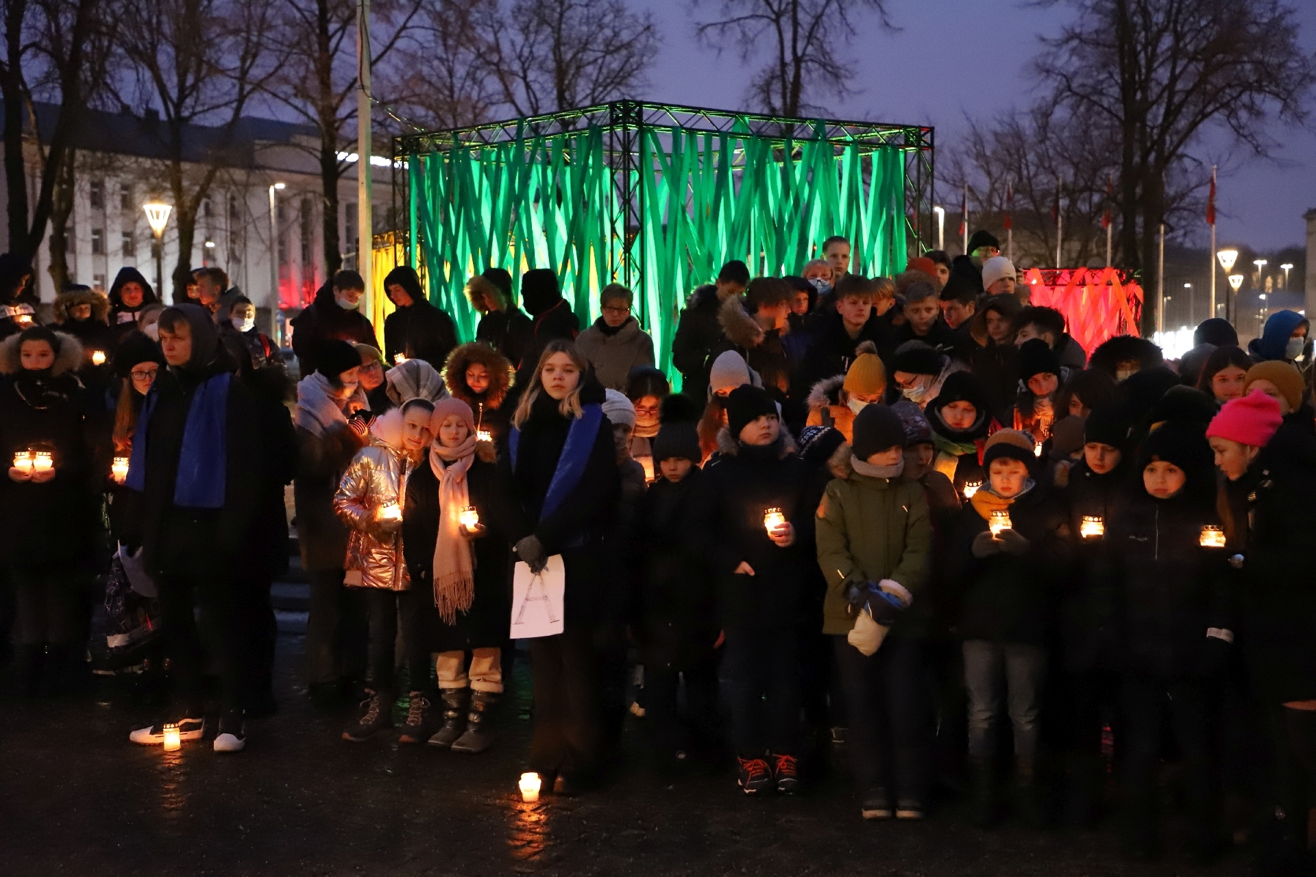 Šiaulių mokiniai žvakių liepsnelėmis užrašė „LAISVĖ“