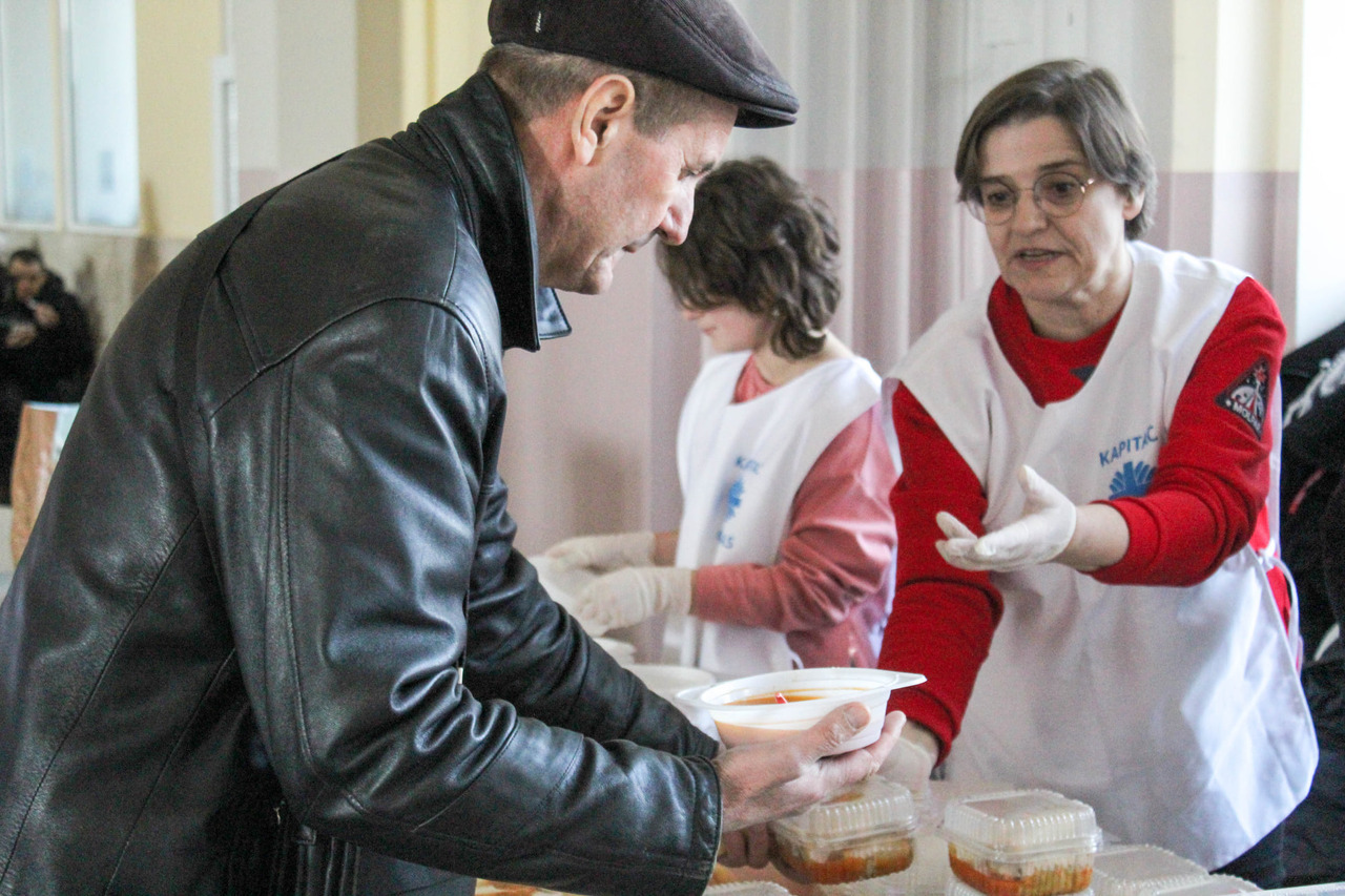 caritas-odesa-provides-hot-lunches-for-idps-on-the-railway-station-2