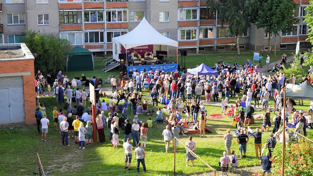 Pirmasis Šiaulių daugiabutis pasipuošė „Kultūrai atviro kiemo“ ženklu