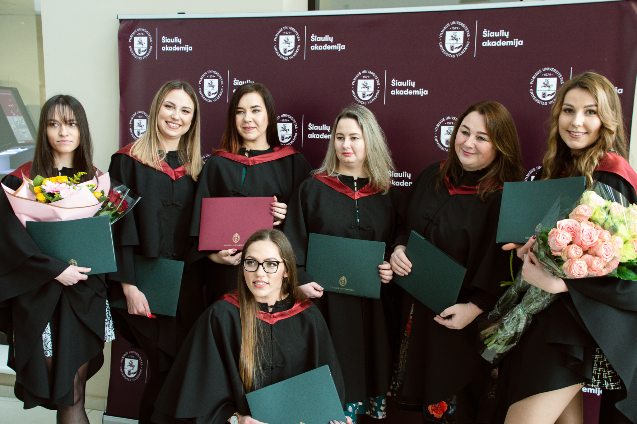 VU Šiaulių akademijos absolventų rankose – Vilniaus universiteto diplomai