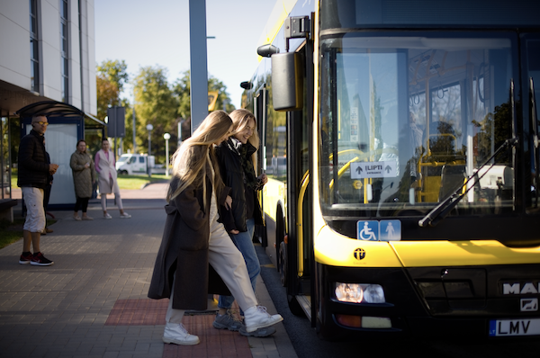 Į darbą nuosavu automobiliu ar miesto autobusu? Šiaulių m. savivaldybė ir Busturas klausia gyventojų kaip pagerinti viešąjį transportą