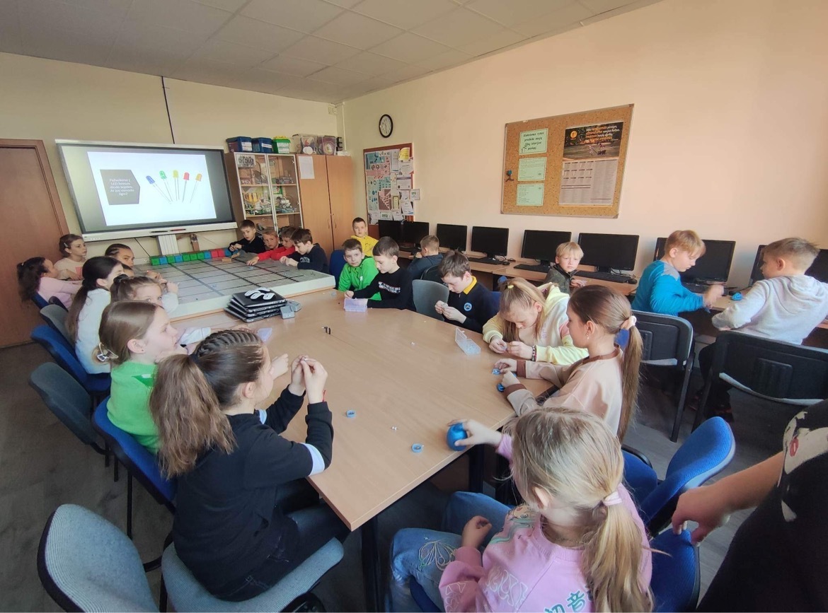 Šiaulių Dainų progimnazijoje vyko STEAM JUNIOR programa „STEAM MAGIJA“