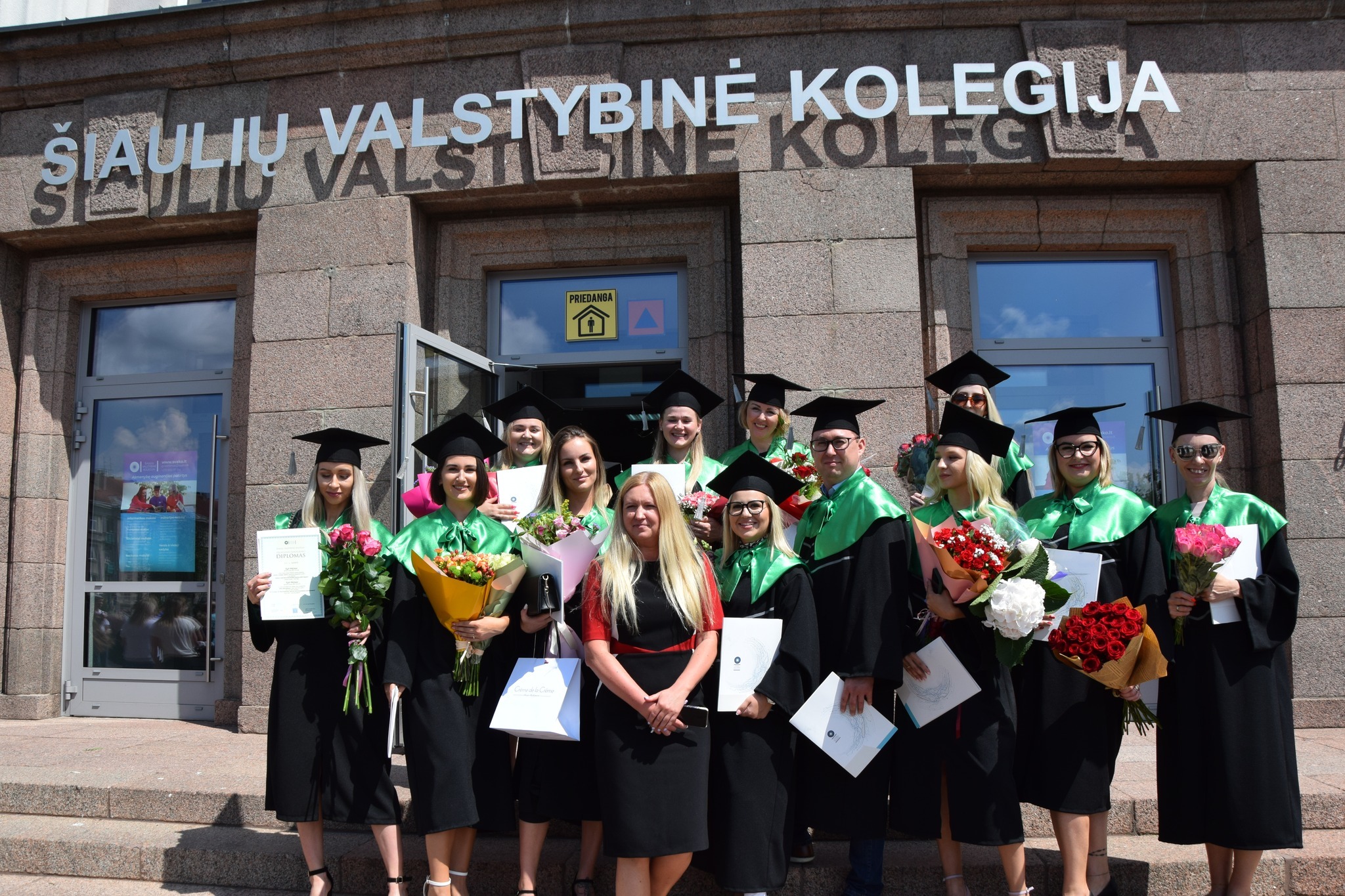 Aukštojo mokslo diplomai – jau Šiaulių valstybinės kolegijos absolventų rankose