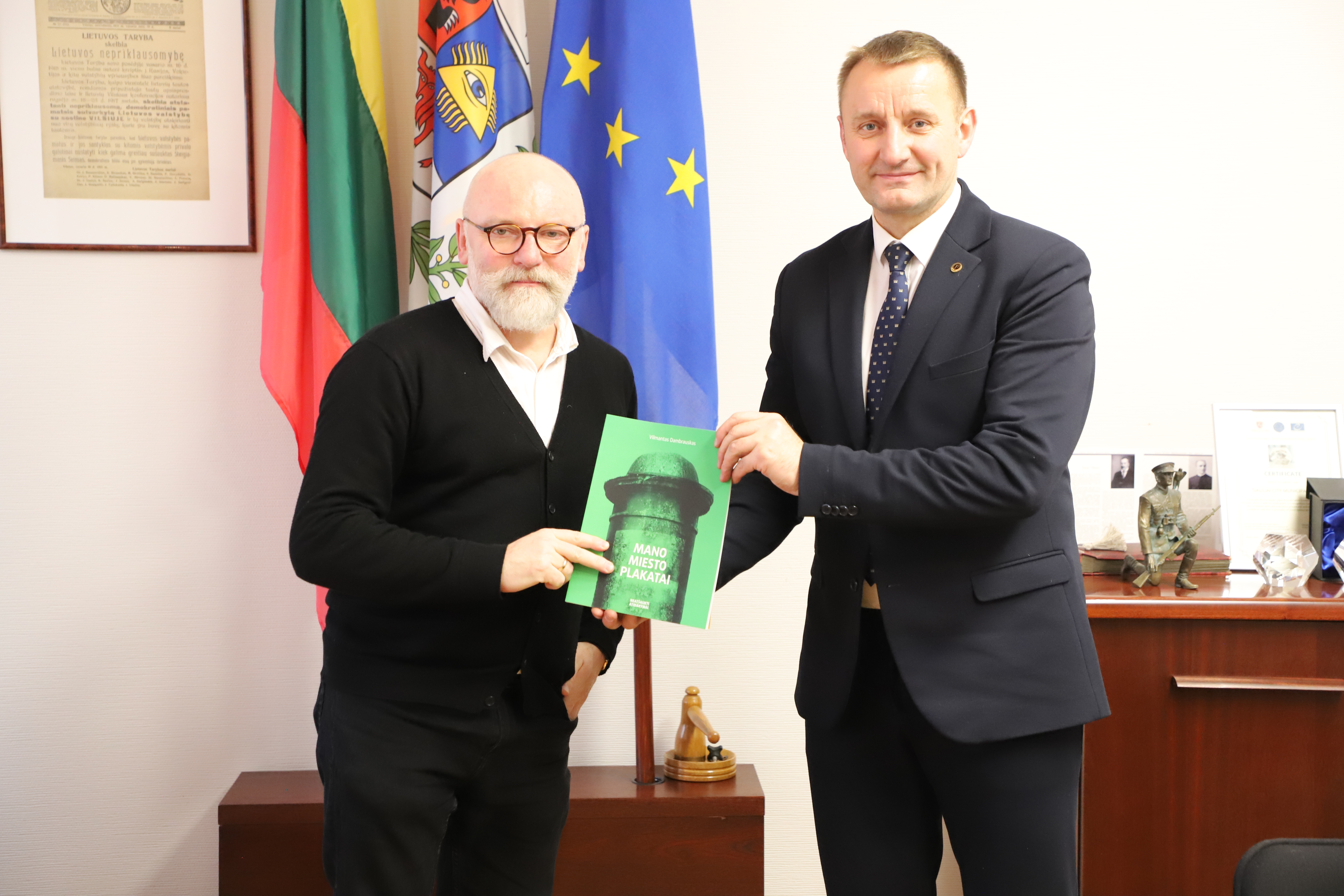 Garsus Šiaulių menininkas miesto merui padovanojo savo knygą „Mano miesto plakatai“