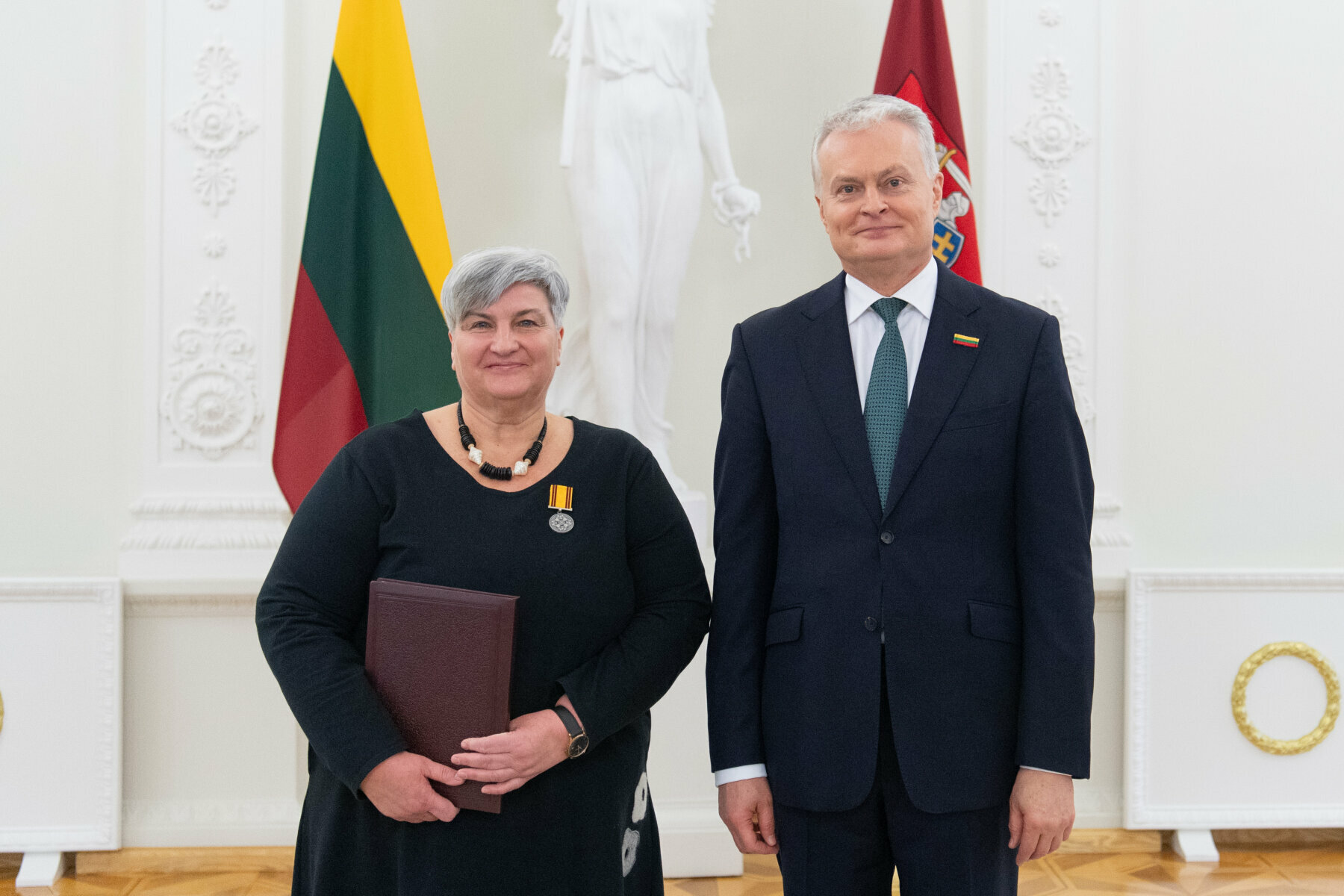 Valstybės vadovas įteikė apdovanojimą Juliaus Janonio gimnazijos mokytojai V. Rakužienei