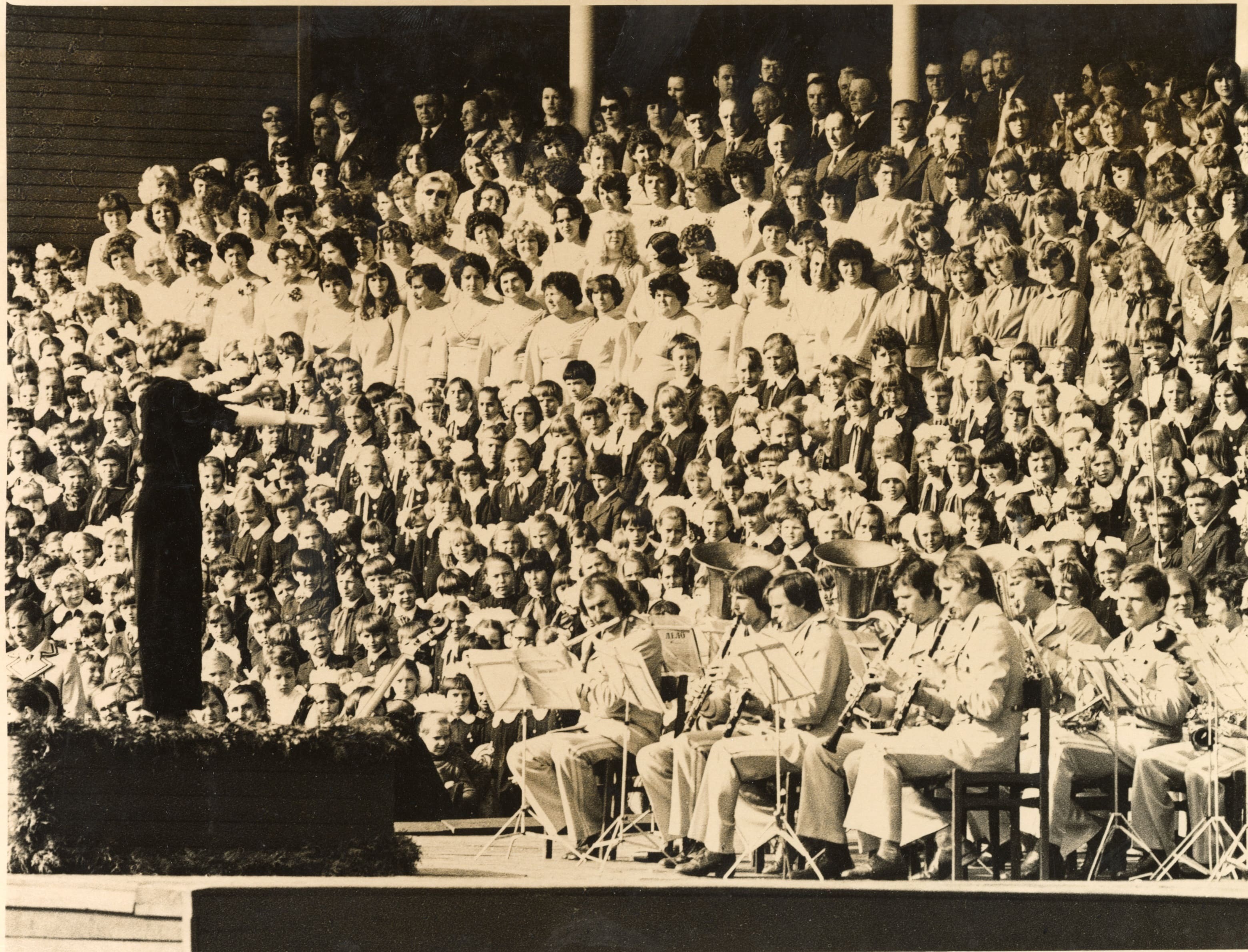 dainu-ir-sokiu-svente-siauliu-k-pozelos-kulturos-ir-poilsio-parko-estradoje-dab-siauliu-miesto-centrinio-parko-estrada-fot-nezinomas-1986-siauliu-kulturos-centro-archyvas