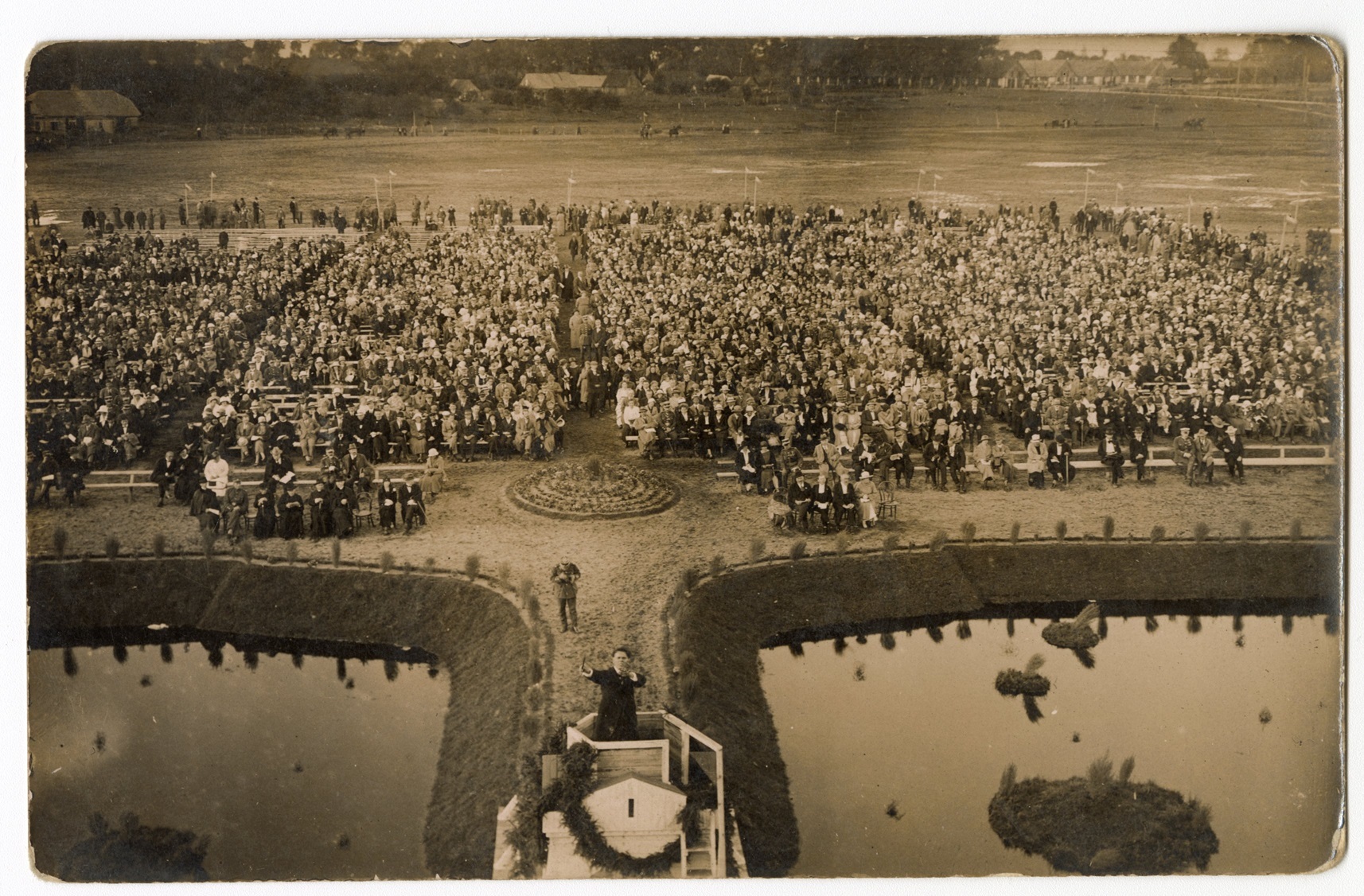 i-visos-lietuvos-dainu-svente-kaune-diriguoja-stasys-simkus-fot-nezinomas-1924-p-kaminsko-archyvas