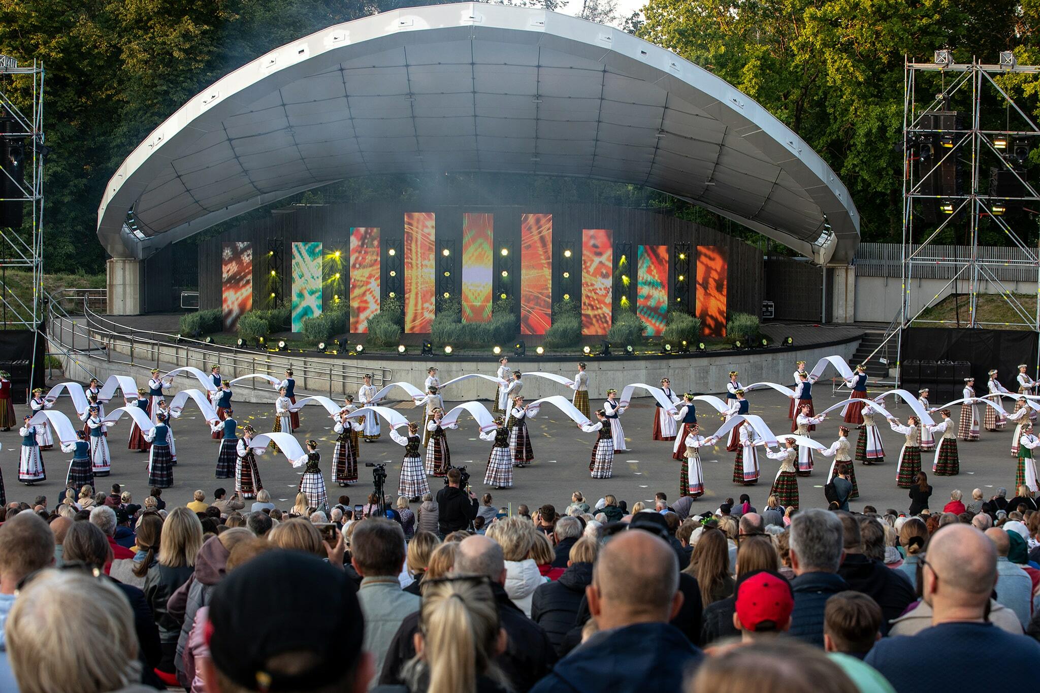100-mečio tradicijų atspindžiai regioninėje dainų šventėje „Teka saulelė“ Šiauliuose