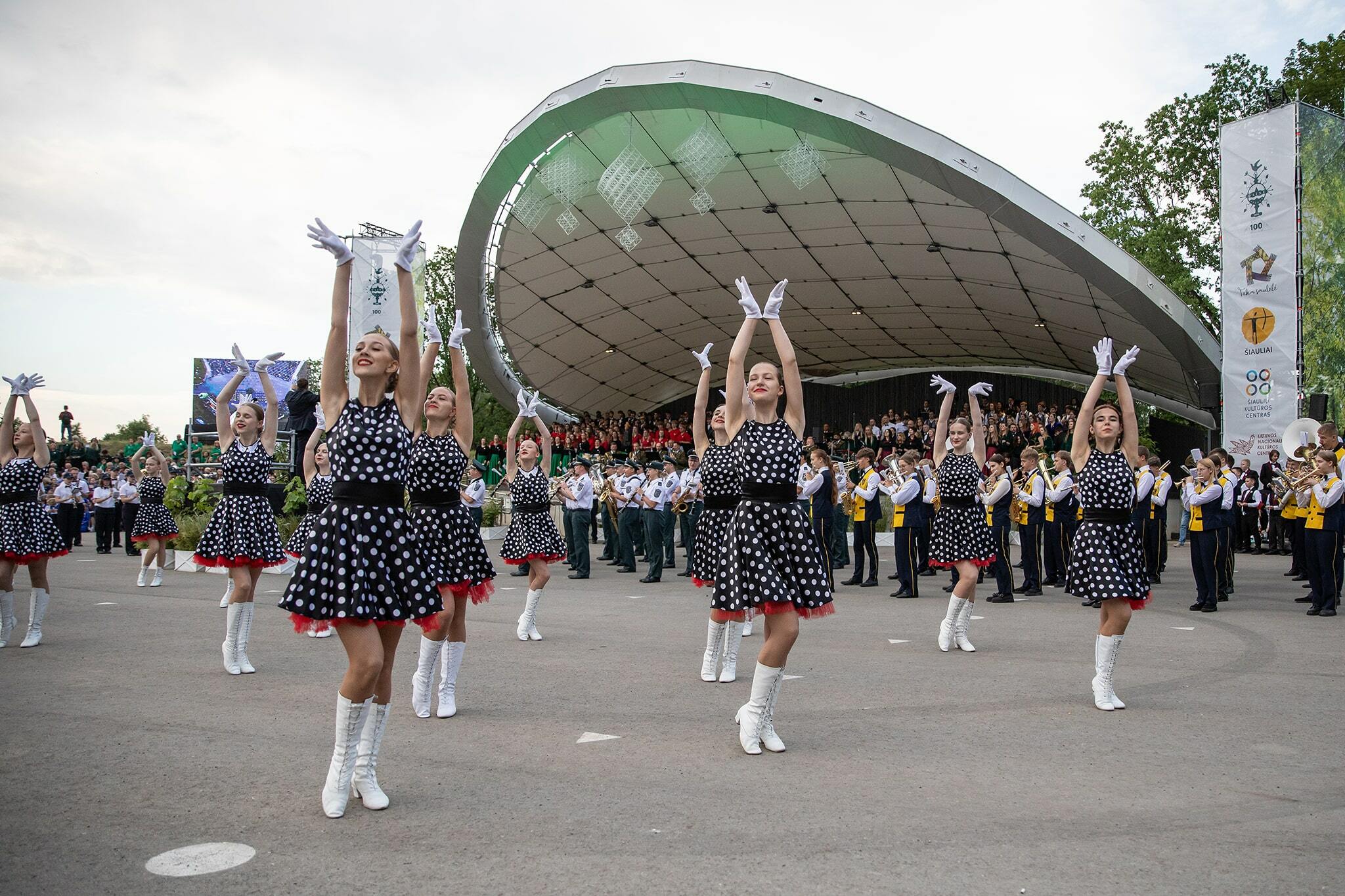 Regioninė dainų šventė „Teka saulelė“ subūrė pustrečio tūkstančio dalyvių