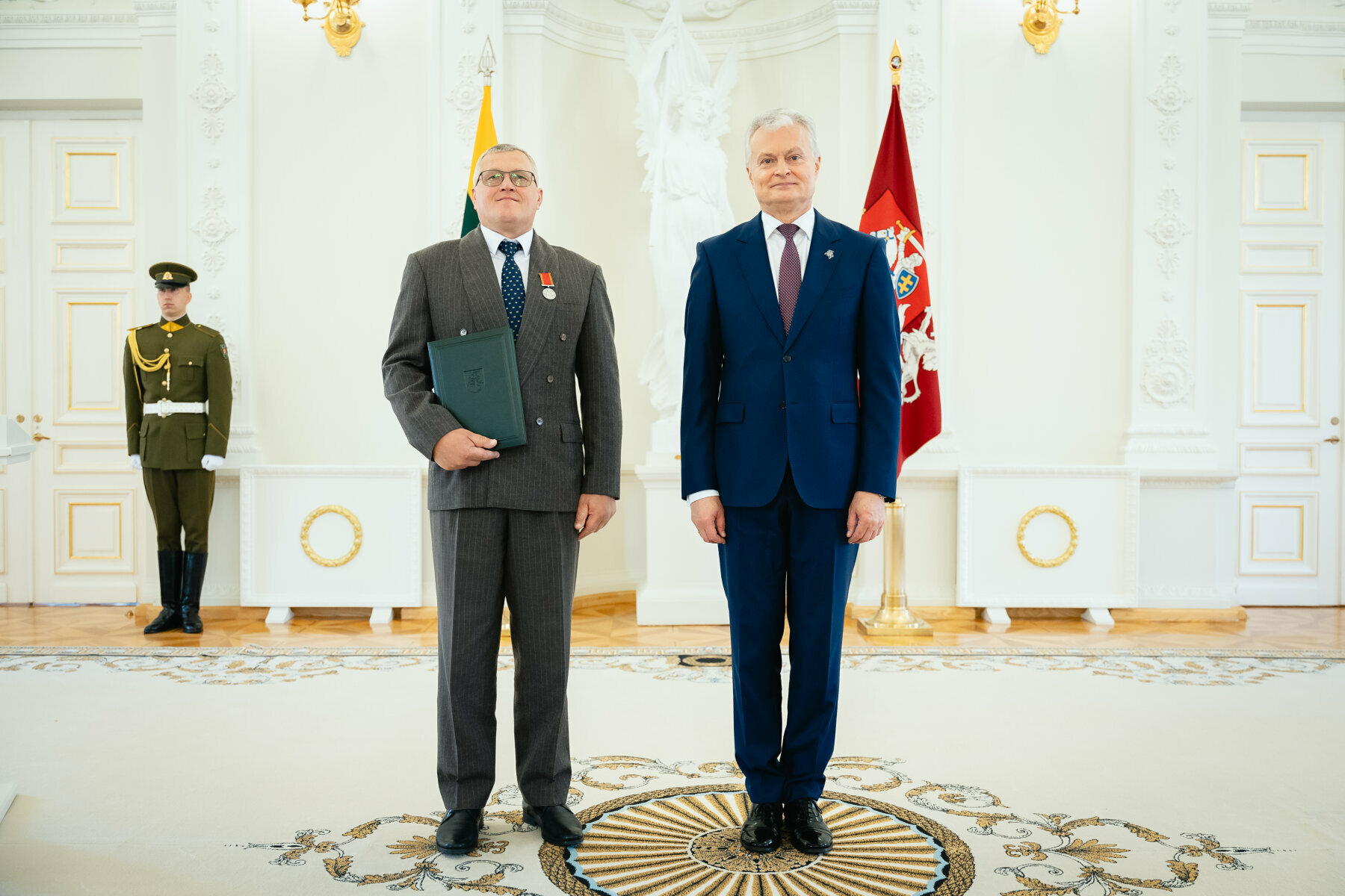 Prezidentas globėjui iš Šiaulių įteikė ordino „Už nuopelnus Lietuvai“ medalį