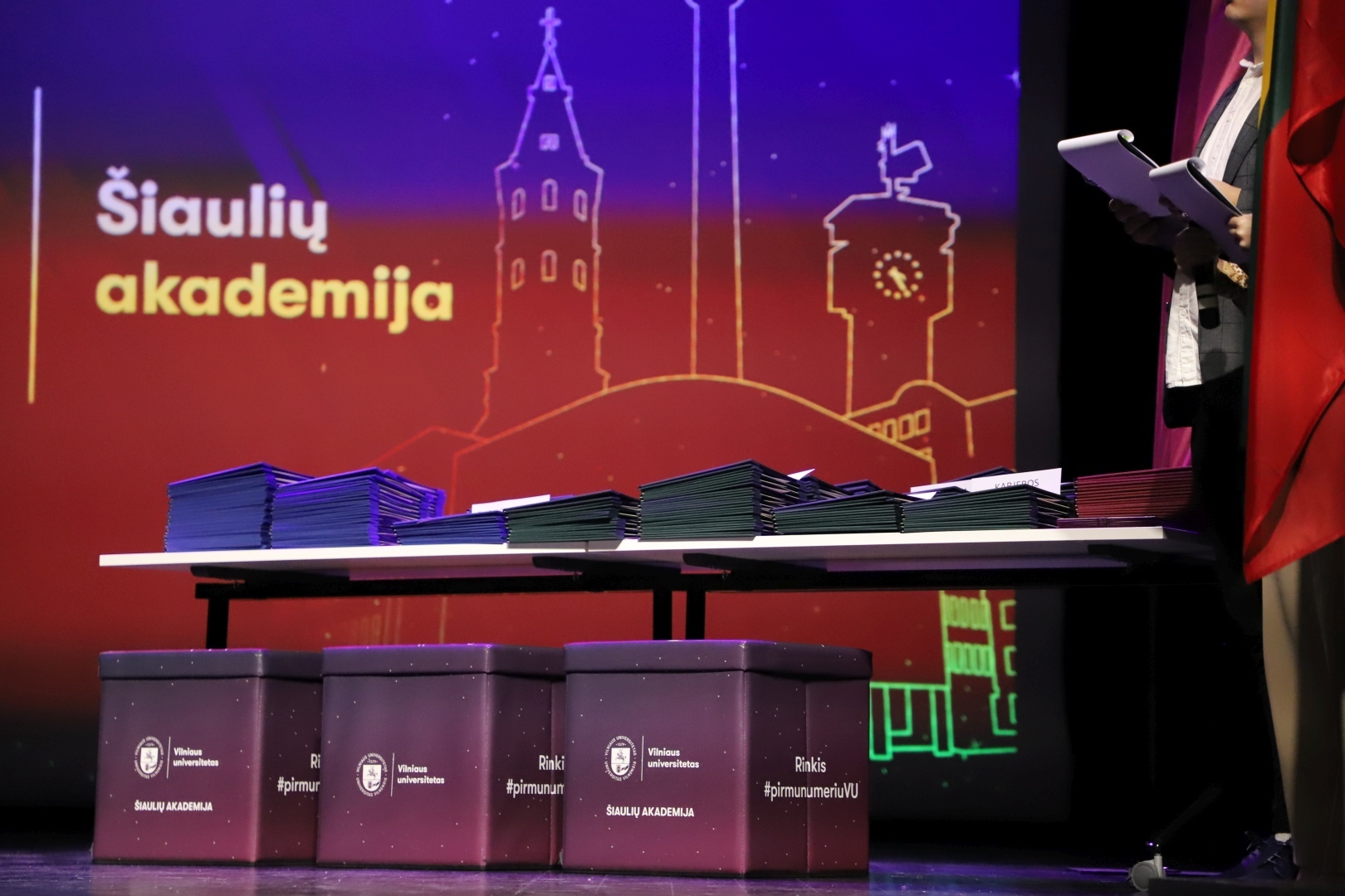 Vilniaus universiteto Šiaulių akademijos absolventams įteikti diplomai