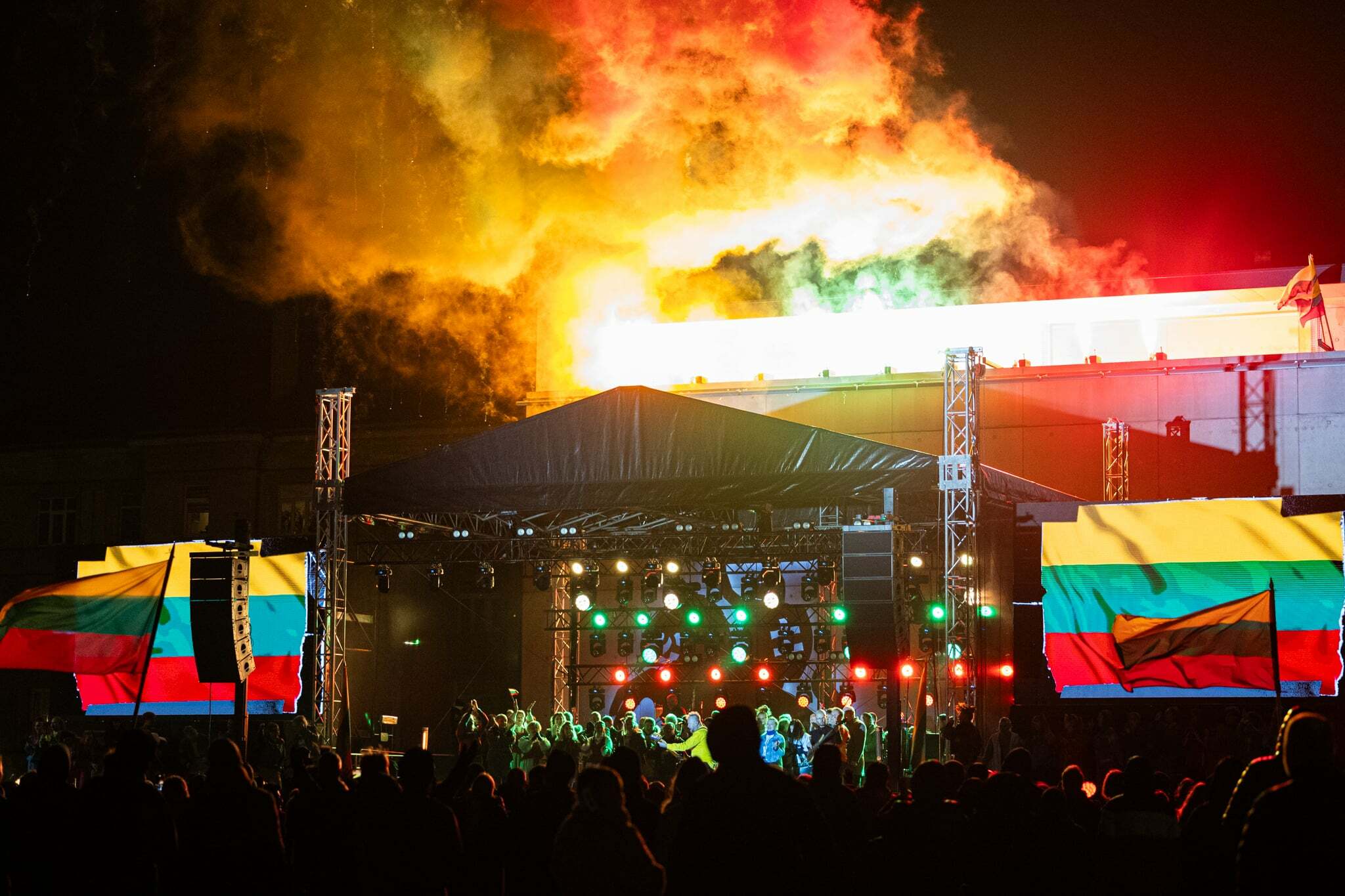 Vaizdų, muzikos, šviesų ir tūkstantinės minios emocinė sintezė šventiniame renginyje „Laisvės kodas – 35“ Šiauliuose