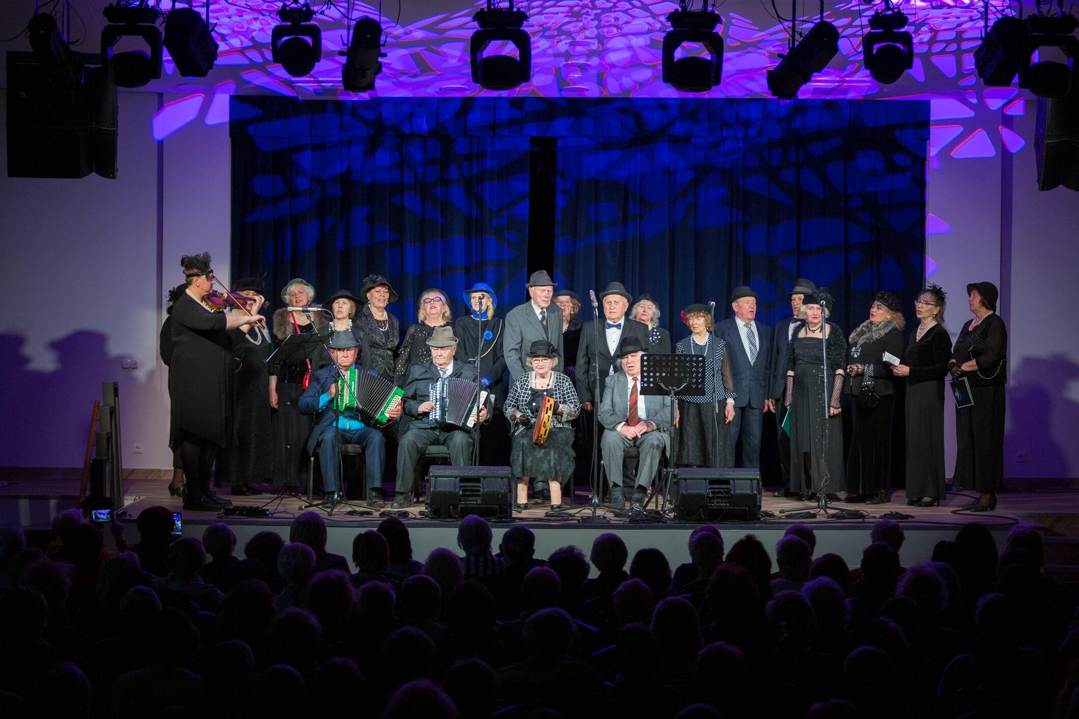 Poezijos ir romansų popietė „Ir pražydo jazminai“ subūrė šilumos išsiilgusius