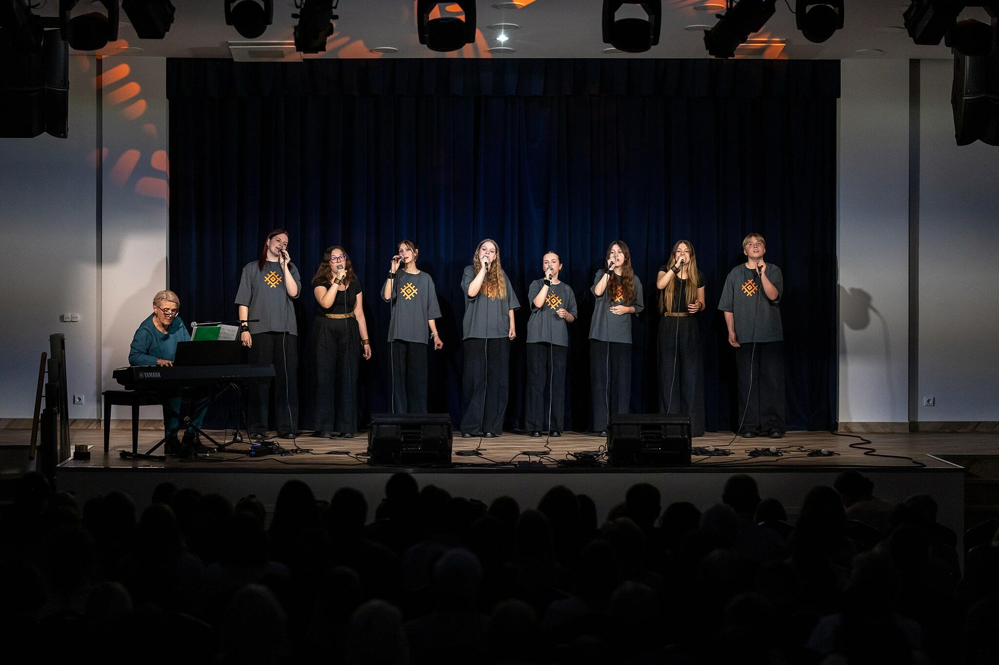 Gegužės 14-osios vakaras – muzikinė kelionė su vokalo studija „Rokoko“