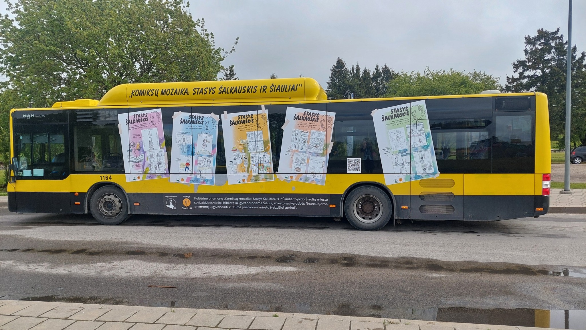 Komiksų mozaika Šiauliuose: į Šiaulių gatves išriedėjo autobusas, papuoštas Stasio Šalkauskio idėjomis 