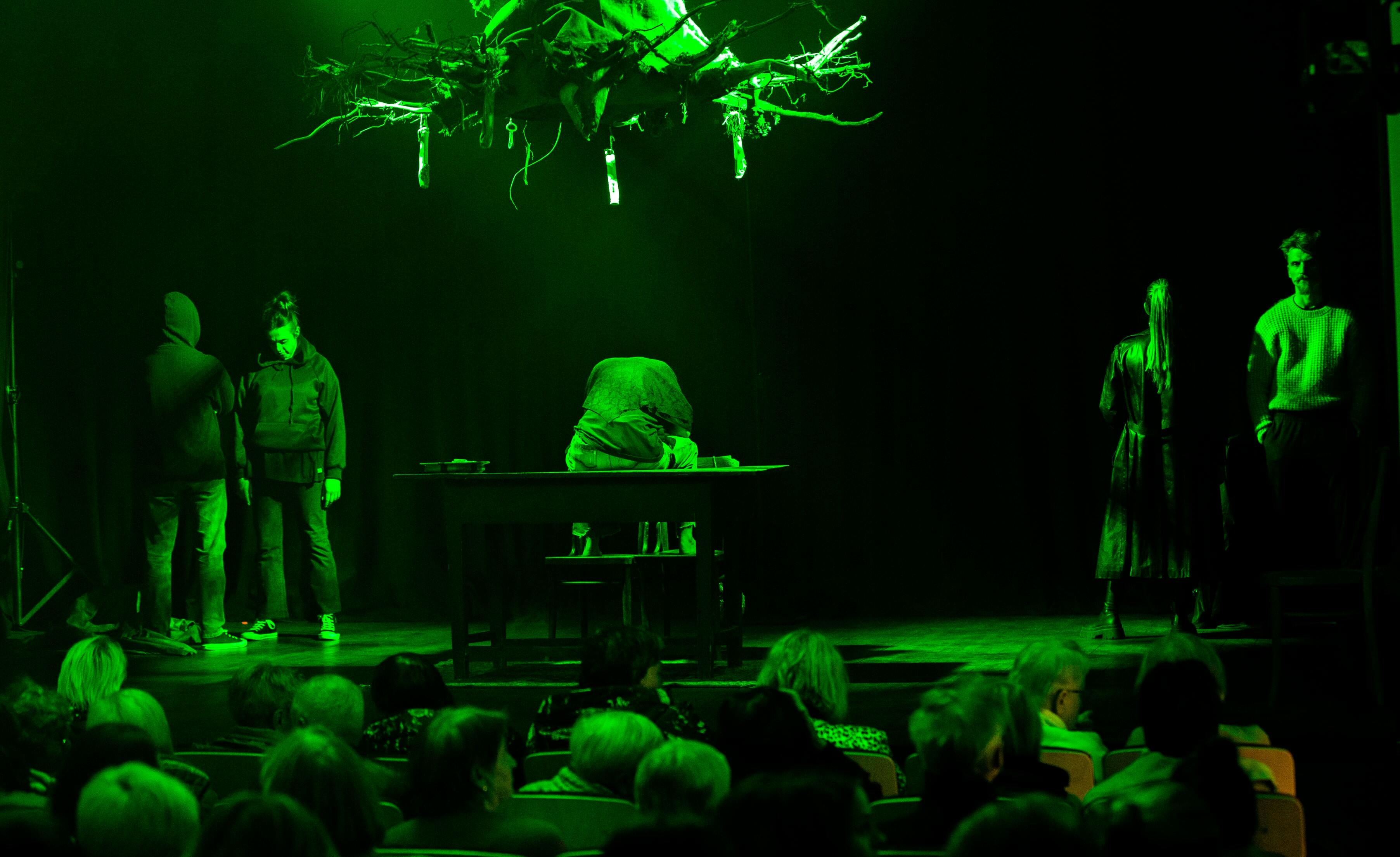 Mistiška teatro kelionė Rėkyvoje: spektaklis „Iš gyvenimo laumių“ kvietė susimąstyti apie nematomą pasaulio pusę