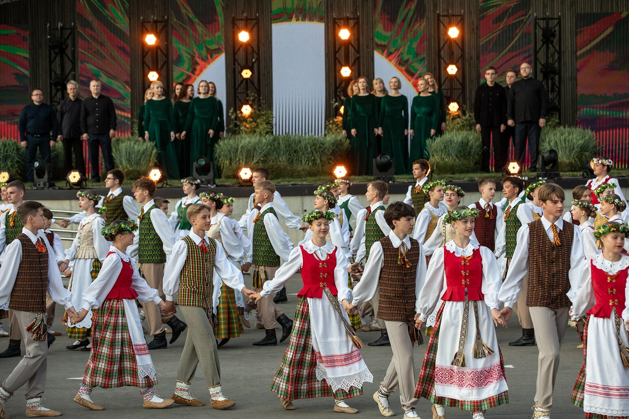 Lietuvos tautinio šokio lobynas – moksleivių liaudiškų šokių kolektyvų festivalyje „Vaikystės glėby“