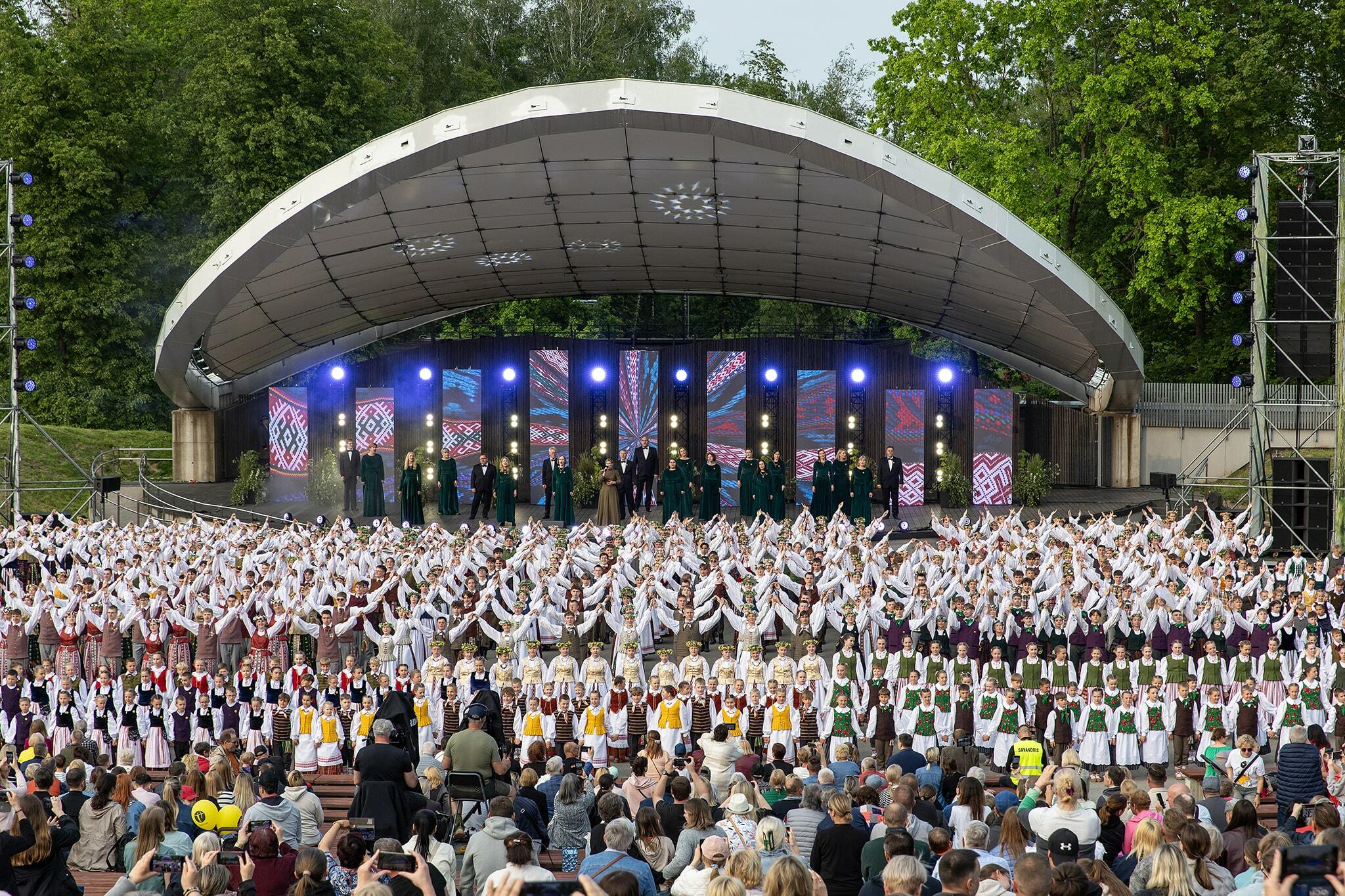 Šiauliuose nuaidėjo IV Lietuvos moksleivių liaudiškų šokių kolektyvų festivalis „Vaikystės glėby“
