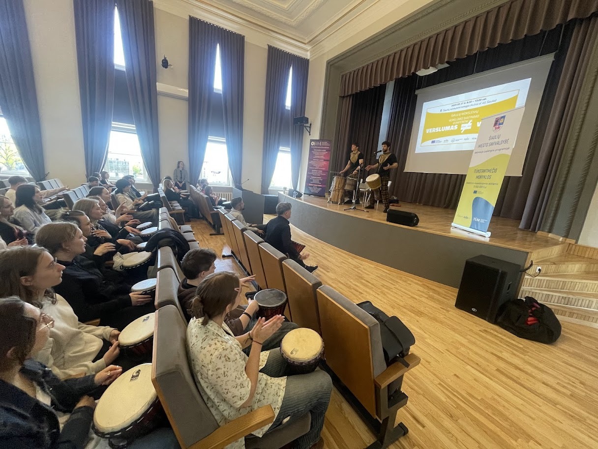 Šiaulių miesto moksleiviai „Tūkstantmečio mokyklų I“ projekto lyderystės įgūdžių ugdymo renginių ciklą užbaigė griausmingu būgnu ritmu