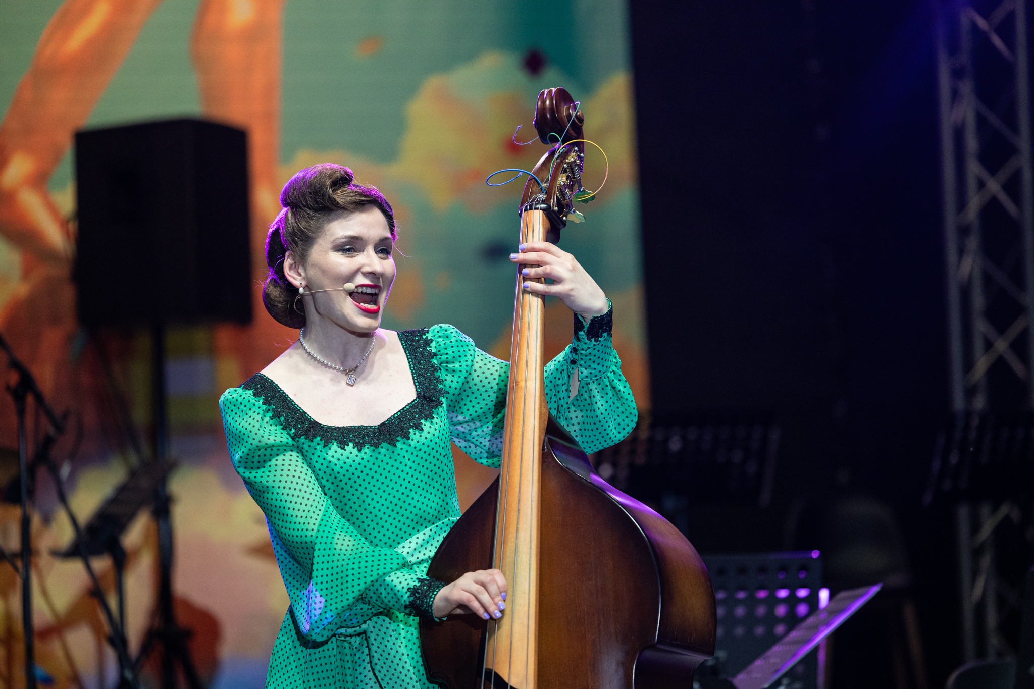 retro-swing-cabaret-trio-karta-amerikoj-kontrabosininke-martyna-rudelyte-lisovoj