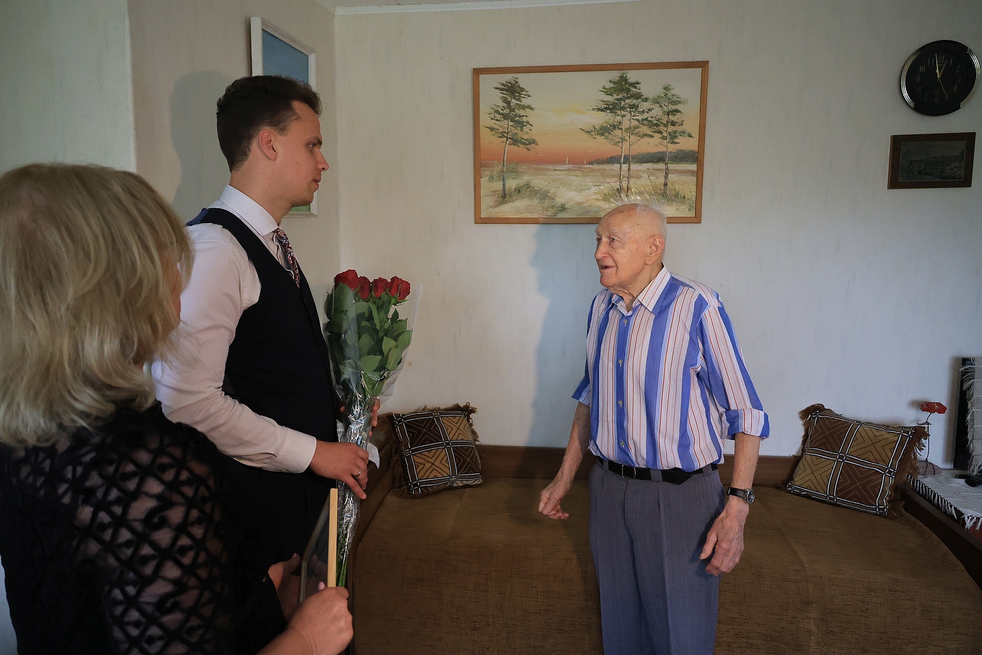 Pasveikintas Šiaulių šimtametis dar mėgsta pasidarbuoti savo sode