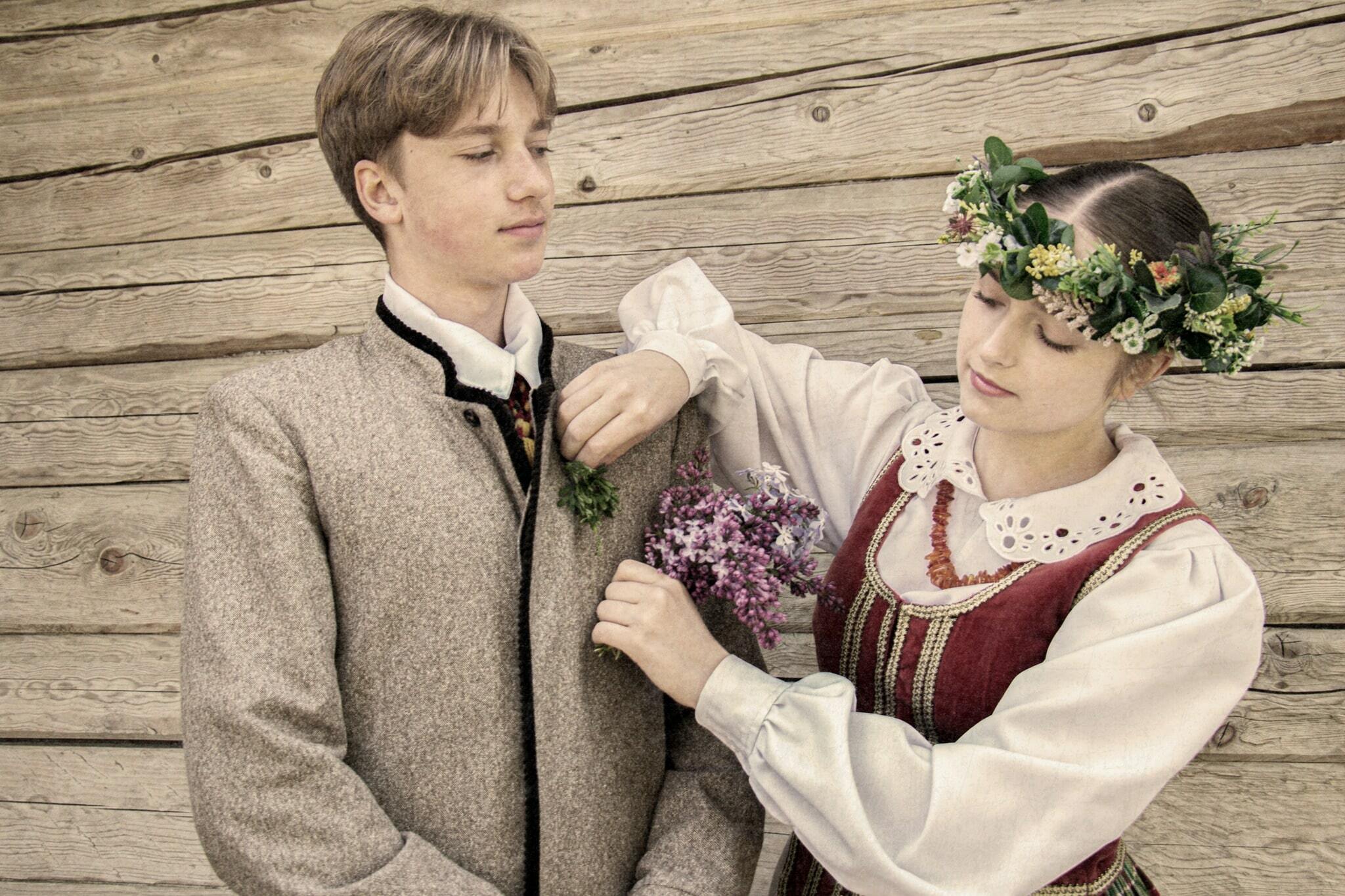 Šiauliuose – fotografijų paroda, kurioje susipina lietuvių ir ukrainiečių vestuvių tradicijos