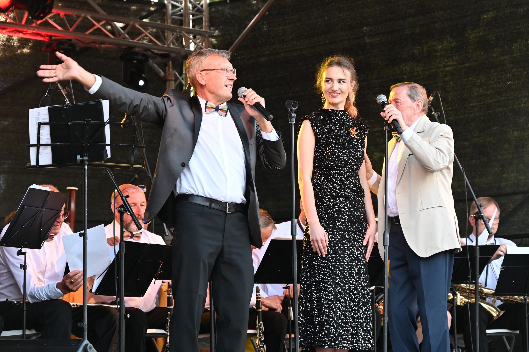 Valstybės dienos minėjimas Pakruojyje: skambėjo Tautiška giesmė ir Šiaulių pučiamųjų orkestro muzika