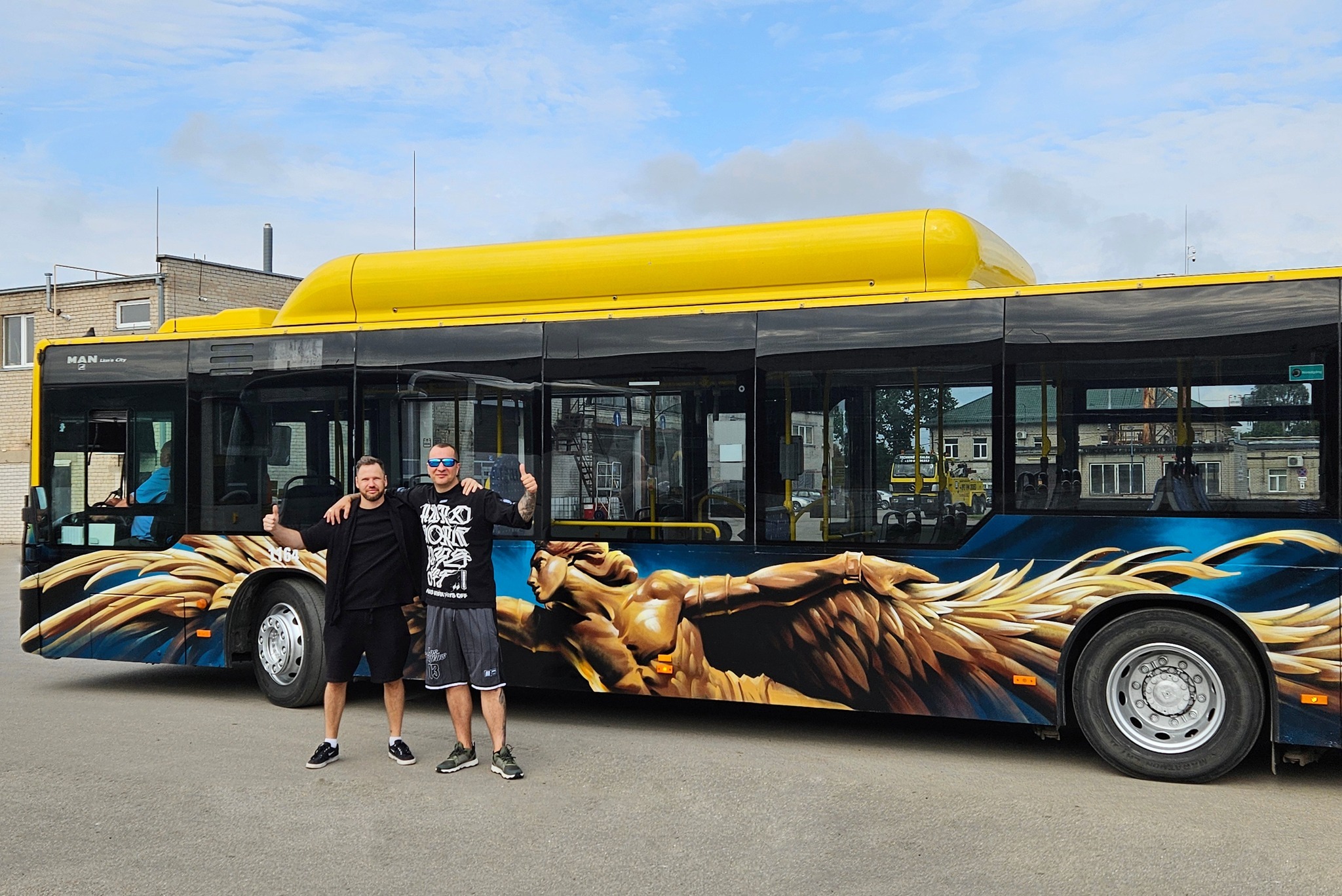 Menas ant ratų:  unikalus autobusas papuoštas Ikaru ir Šiaulių miesto simboliais