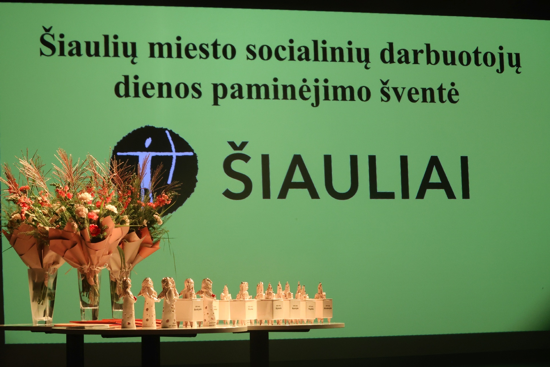 Profesinės šventės proga pasveikinti Šiaulių miesto socialiniai darbuotojai