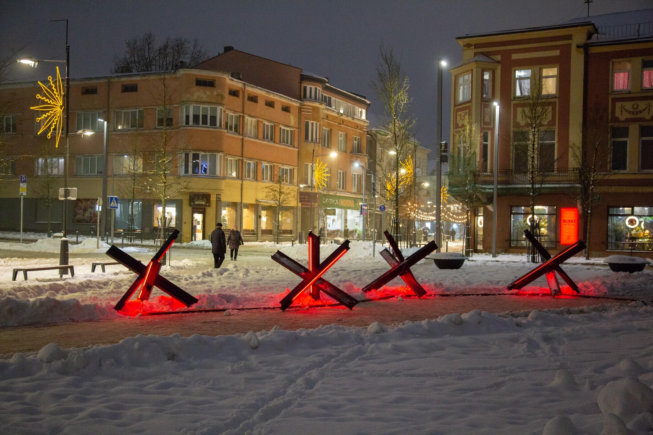 Meninė instaliacija „Sargyba, kuri nepamiršta:...