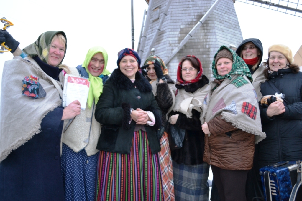 siauliu-dermes-mokyklos-bendruomene-uzgavenese-zaliukiu-malunininko-sodyboje