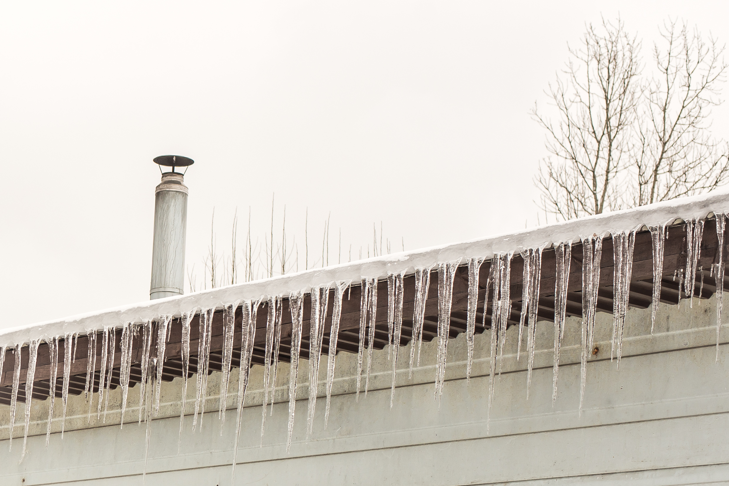 Sniego sankaupos ir varvekliai ant pastatų...