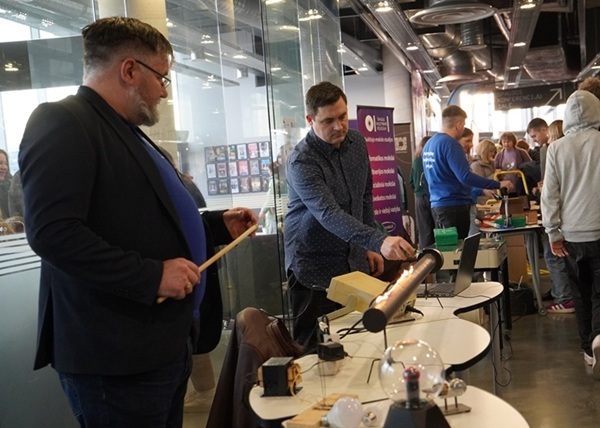 Nuo išmanių namų iki auditorijos: dėstytojas,...